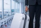 Photo d'une personne avec une valise dans un aéroport