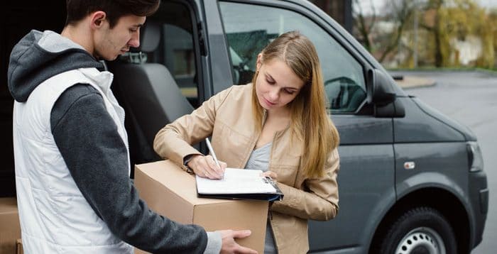 signature du recepisse de livraison d'un coursier voiture