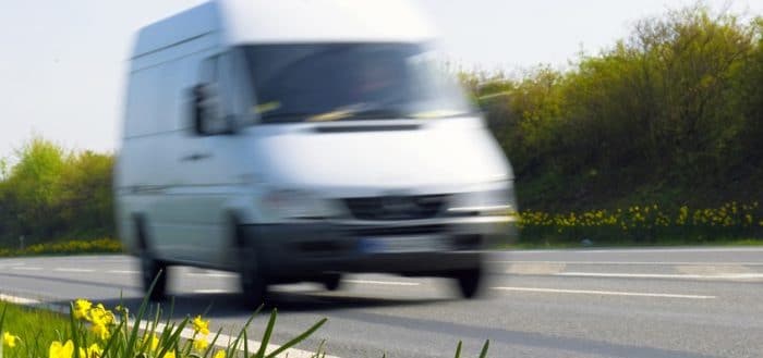 Photo d'un véhicule en route vers une livraison urgente